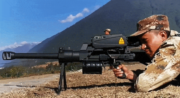 高原战士秀狙击榴惊人威力:解放军独门武器能一击摧毁巨石_榴弹