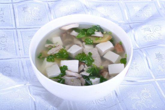 章鱼瘦肉汤是一道家常菜,具有健脾益气,补血开胃之功.