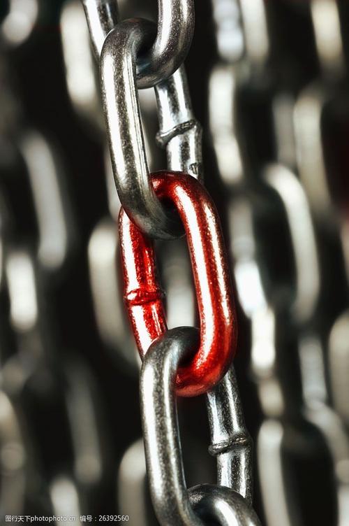 一条铁链中间的红色图片