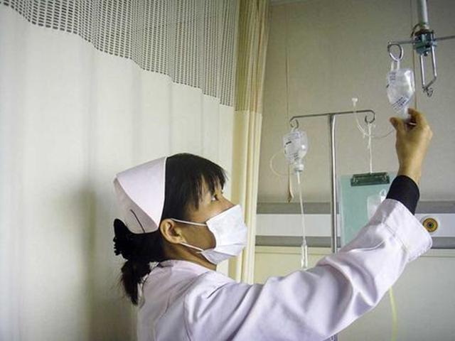 老太太住院两个月,老伴从未露面,儿女们忙得团团转,她