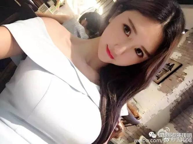 微博晒胸大赛开始了,胸大美女纷纷脱衣晒胸!胸小的哭了