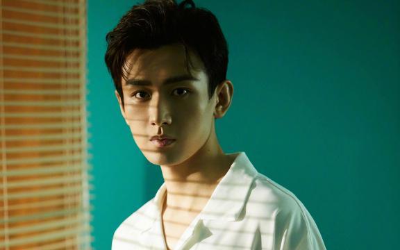 成毅复古画报时尚帅气大片