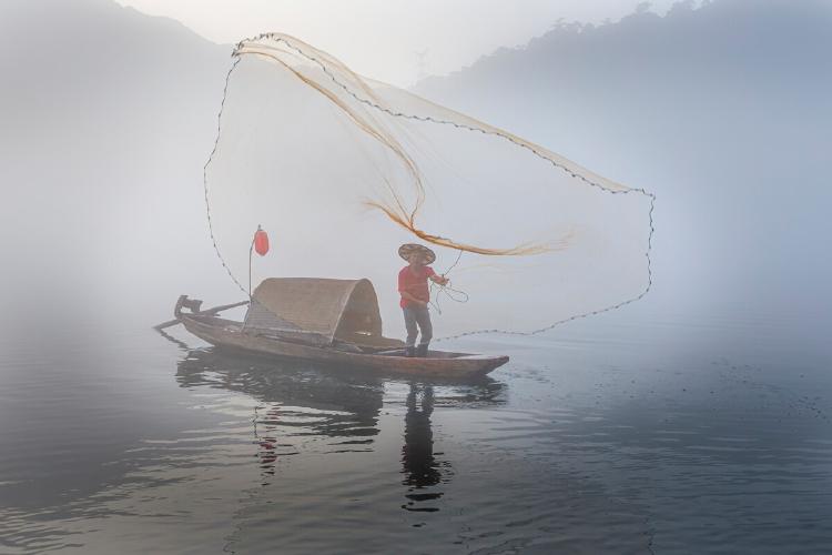 湖南郴州小东江晨雾鱼夫鱼船撒网捕鱼