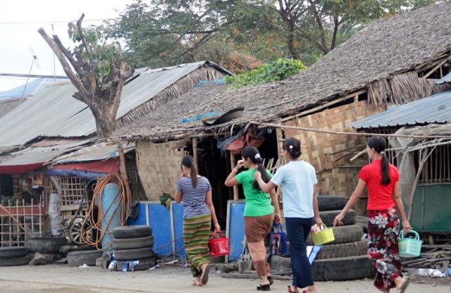 直击缅甸农村的真实情况:当地女性街头洗澡,男人在旁边吹牛打趣