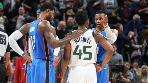 *2017年底对雷霆之战,三巨头赛后一齐走向围绕mitchell给予肯定,绝对