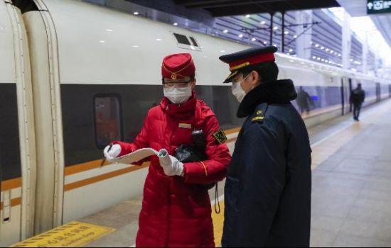 图为北京西开往福田的g71次高铁列车发车前,列车长黄爱丽与站台工作