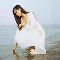 白裙子女生撑伞头像