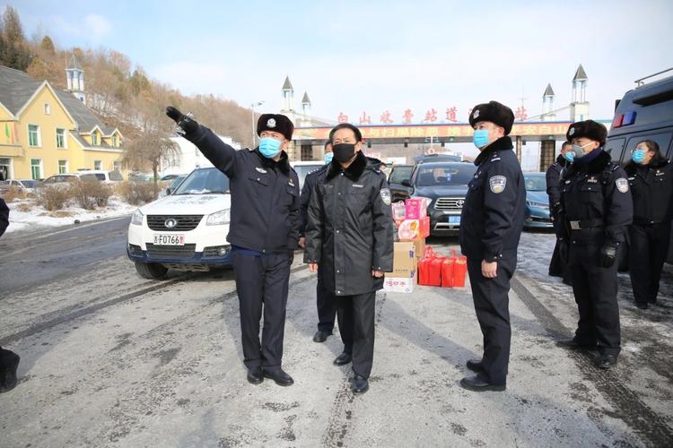 白山市公安局常务副局长姜云波慰问防疫一线执勤民警