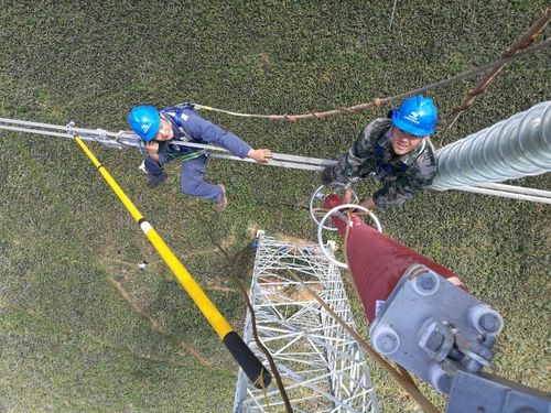 红河局:加装线路避雷器 筑牢防雷安全网