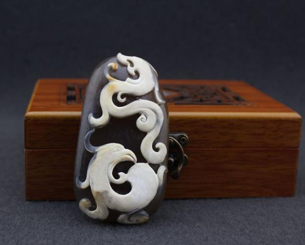 天然原色俏色手把件仿古件龙批发