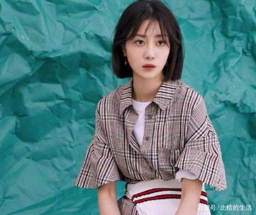 李溪芮穿复古格纹衫搭配小白鞋,露出"牙签腿",网友