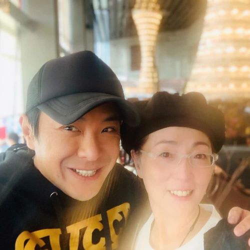 56岁苑琼丹近照,前男友林正英去世22年后,与富豪老公婚姻幸福