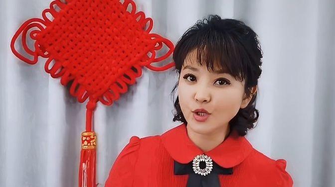 央视主持方琼晒近照17岁儿子身高1米9长腿优越长相神态神似妈妈