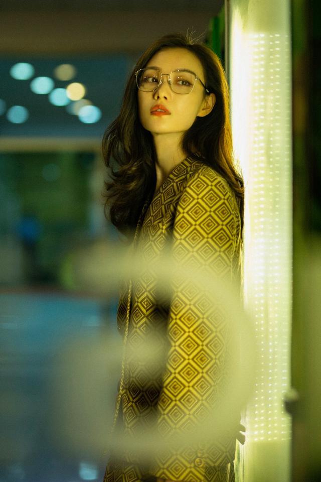 倪妮一身套装还挺高级,虽然服装有点"土",但却带着高级感