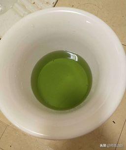 那么,患儿为什么会出现绿色的尿液?还有哪些因素会影响尿液的颜色呢?