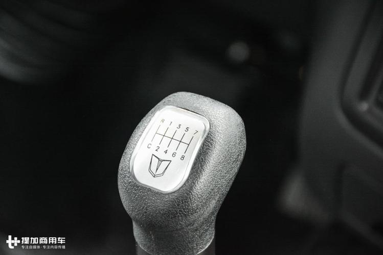 前四后八的轻量化搅拌车?联合卡车新推出的4轴搅拌车实拍