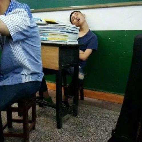 盘点课堂上的"奇葩睡姿",能不能给老师一点面子?