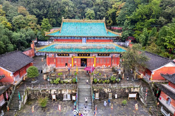  紫霄宫是武当山现存唯一的重檐歇山顶结构的建筑,凭借山势的壮丽