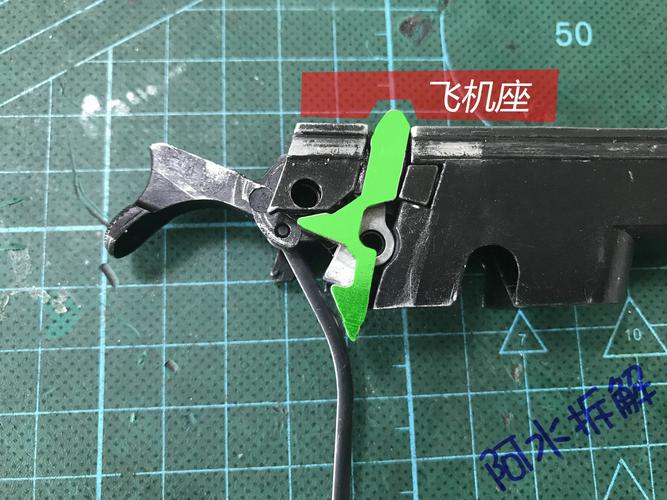 击锤压倒 撞针回缩