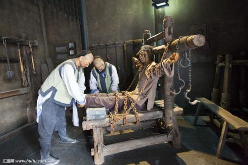 玉人老虎凳受刑残忍全过程双腿变形到极致图片几乎没有不残疾的