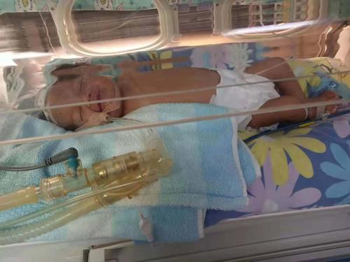 求助的对象是我35周早产儿彭承承,从妻子怀孕以后,我们一家都很期待