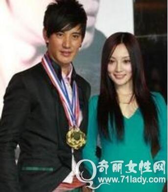 蒲巴甲李小璐分手 蒲巴甲女友蒲巴甲与神秘女餐厅内互相依偎