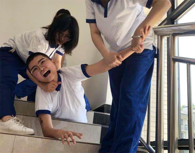 女孩比男孩强势的原因有哪些?传统教育中的道德绑架,不容忽视