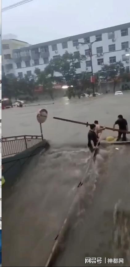 昨日洛阳多地遭遇暴雨袭击造成道路几乎被淹没