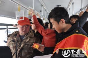 济南公交力倡学雷锋 乘客让座并送纪念卡
