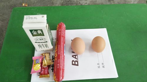 给学生发放的火腿肠,鸡蛋寓意学生们在期末考试中人人争得100分
