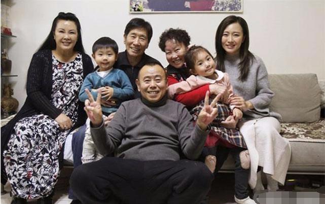 60岁潘长江全家近照曝光,妻子越来越有范儿,女儿更漂亮了!