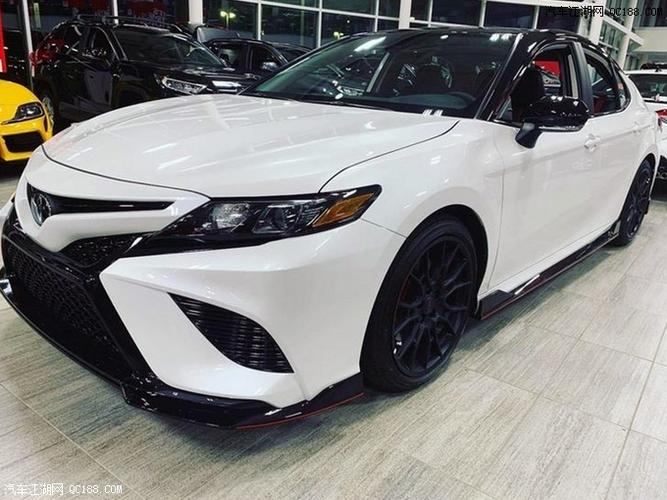 装有trd双出排气 丰田凯美瑞运动版实拍