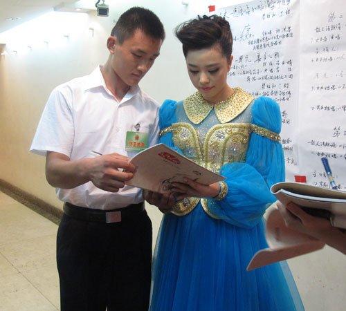 丽 候选港姐钟丽疑被男友曝浴照 否认被要求退选 钟丽燕歌唱 浩然之