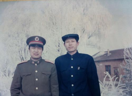 1992年冬,与老战友于水合在天津警备区柏各庄农场.