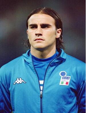 卡纳瓦罗的帅哥形象,无需多言,不管是飘逸长发,还是光头板寸,卡纳瓦罗