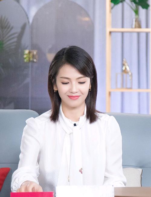 原创41岁的刘涛剪掉长发,变锁骨短发搭配西服和牛仔裤,时髦减龄