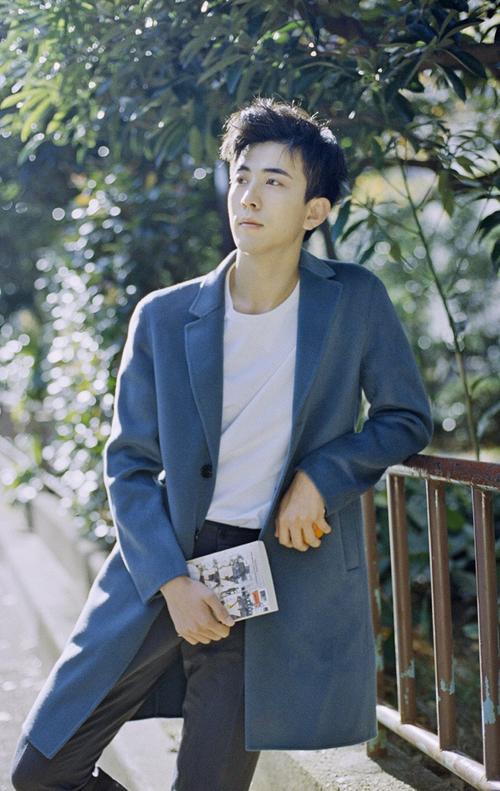 街拍高清文艺帅哥李川 简介 李川