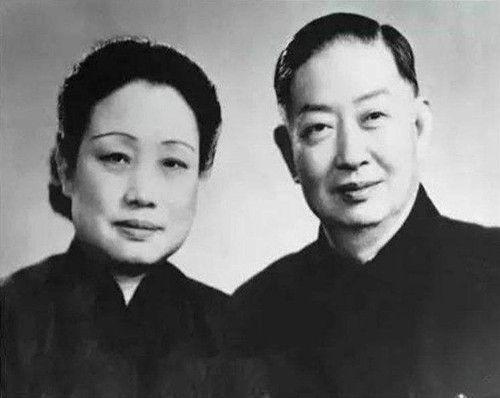 凭着这招,梅兰芳的支持者完全倒向了福芝芳这边,明里暗里开始反对