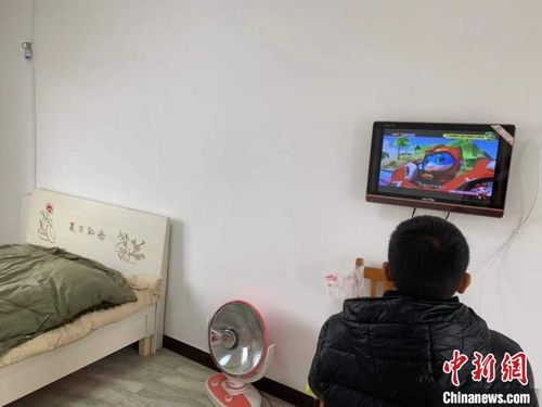 隔离房间内小孩正在看电视 胡传林 摄