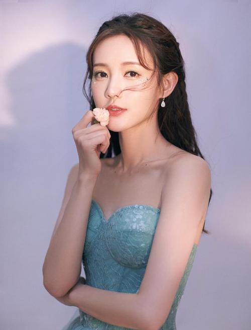 李一桐抹胸礼服性感出席一身打扮尽显诱人身材网友太美了