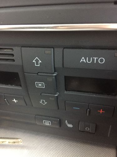 想请教一下,奥迪a4的空调面板,这3个键是什么意思呢?