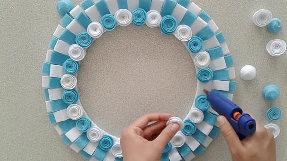 家里废弃纸板别丢,做一个简单的手工制作,秒变漂亮的花环