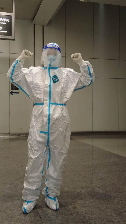 新春走基层 穿一身防护服就像蒸一次桑拿,机场接机员