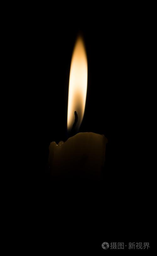 孤立在黑色背景上的蜡烛烧