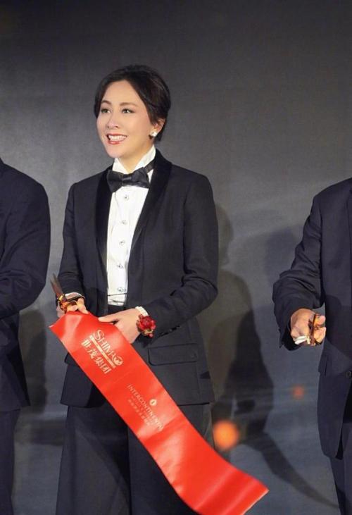刘嘉玲就是牛, 换了发型戴个帽子秒变最帅"女海军", 不服都不行