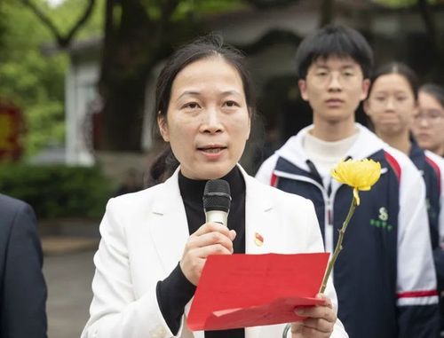黄晓琳副校长向烈士纪念碑行鞠躬礼,并宣布衡阳市八中 "红心永向党