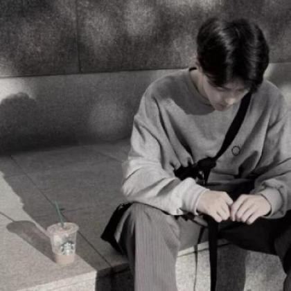 伤感男生头像孤独生活中总会遇到伤心事