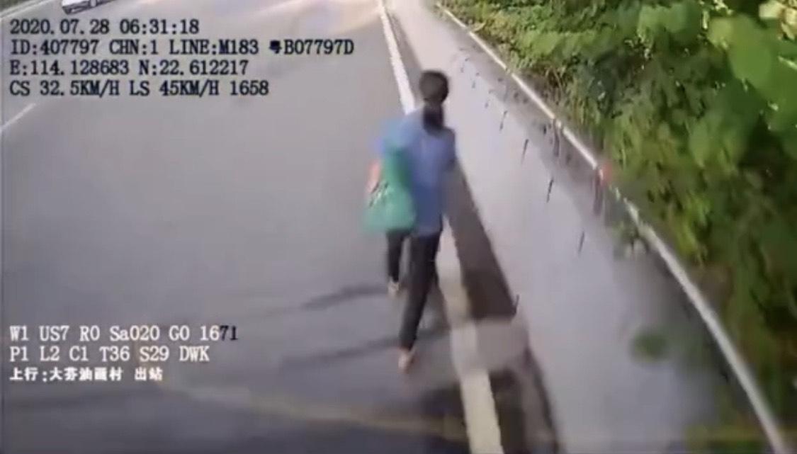 原创深圳公交司机行驶途中弯腰低头捡东西,将一女子卷入车底碾压身亡