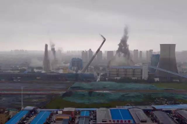 2017年06月23日上午9:56,这座在天津矗立了22年的陈塘热电厂烟囱和