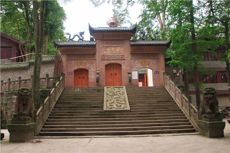 如图,雅安金凤寺门前这两座石像是什么?是神兽吗?请告知名字,谢谢.